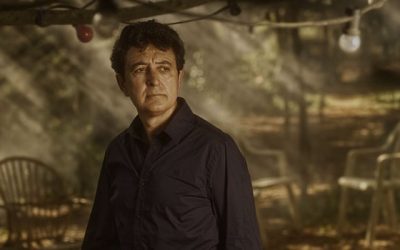 Pártete conmigo un cuartito de silencio, préstame esta noche tu maleta de los sueños. O me echas un pulso, o jugamos un sencillo. Frótate conmigo hasta que me saques brillo.